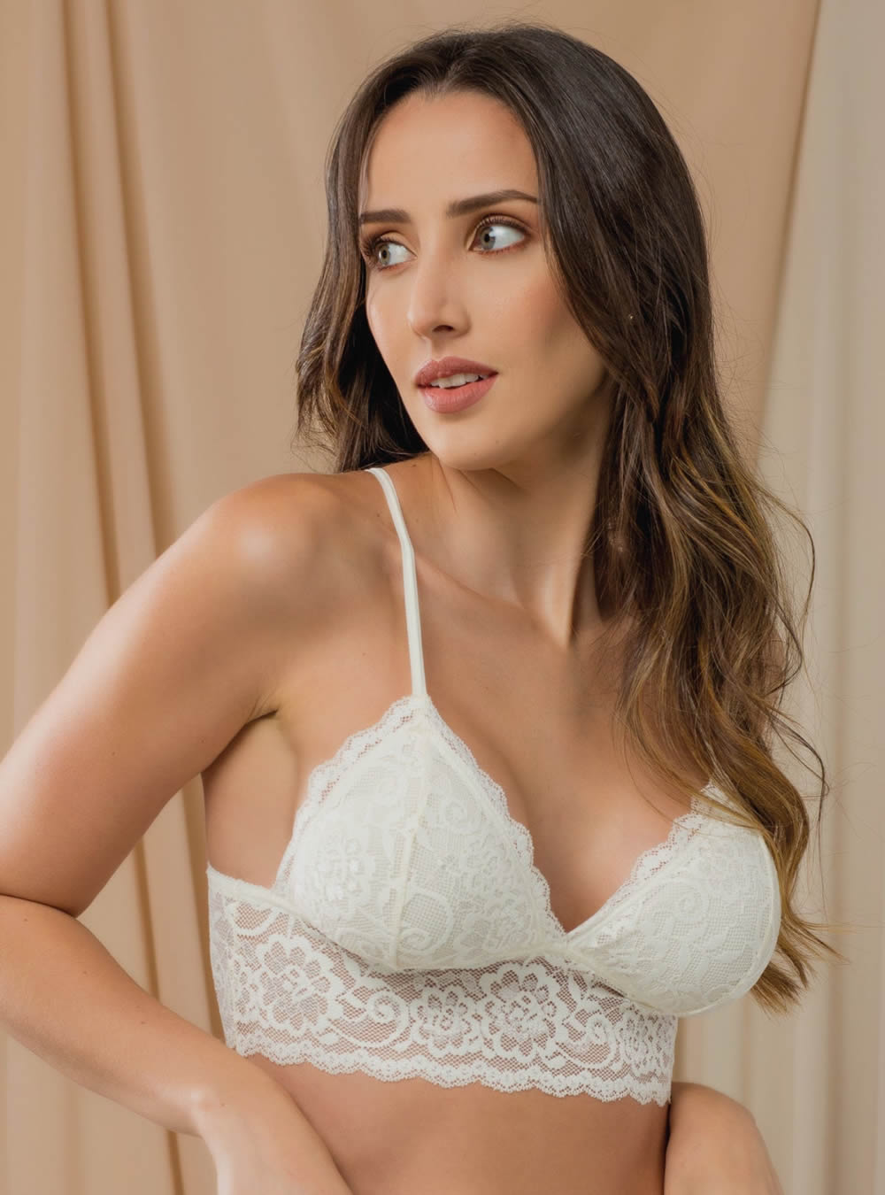 Bralette de Encaje con Copas removibles 943 Marfil benditta.cl